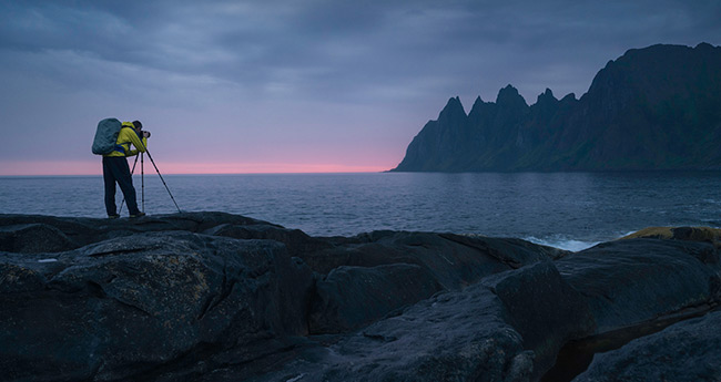fotografo con cavalletto al tramonto