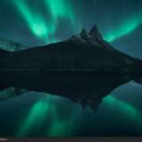 Aurora boreale e riflessi perfetti nel silenzio artico
