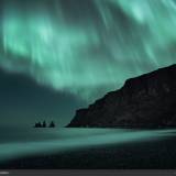 Aurora boreale sulla spiaggia nera di Vik.