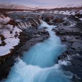 Bruarfoss all'alba in inverno.