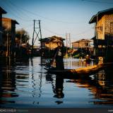 Donna nella "Venezia" Birmana, lago Inle.