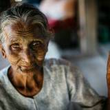 Donna tatuata villaggio chin mrauk U, Myanmar.