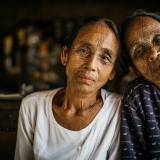 Donne birmane tatuate sul viso, villaggi Chin.