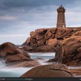 Il Faro Ploumanac'h sulla Costa di Granito Rosa, Bretagna.