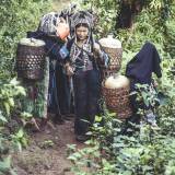 Laos - Donne della tribù degli Akha-Noukouy, nel loro compito quotidiano del procurarsi acqua dolce, per il fabbisogno della famiglia.