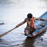 Laos - Pescatore sul fiume Nam Ou, che controlla le sue reti.