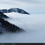 Gli splendidi monti bresciani sommersi da un mare di nubi.