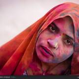 Vrindavan,  ritratto di una donna dopo l’holi festival.