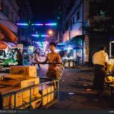 Tra le strade diroccate della città vecchia di Yangon