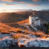 Tramonto alla chiesa di Santa maria della Pietà in Abruzzo.