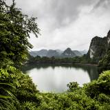 Vietnam - Isole calcaree della baia di Lan Ha, intorno all'isola di Cat Ba.