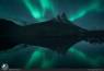Aurora boreale e riflessi perfetti nel silenzio artico