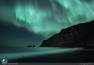 Aurora boreale sulla spiaggia nera di Vik.