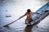 Laos - Pescatore sul fiume Nam Ou, che controlla le sue reti.