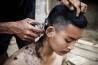 Laos - Taglio di capelli in strada nel paese di Muang Khua.