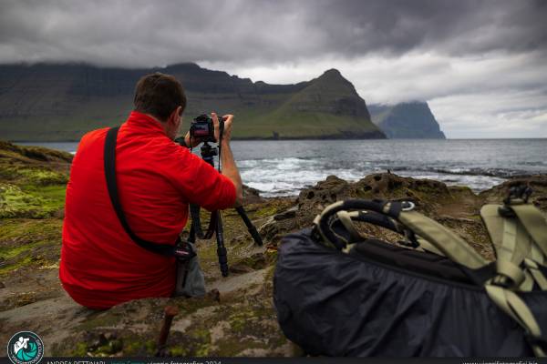 Sulla scogliera alle Faroe