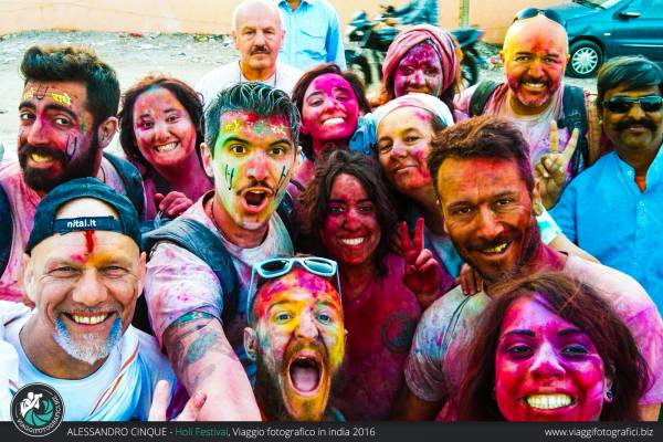 Foto di gruppo in india holi festival