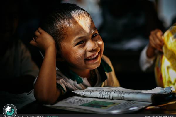 Ritratto bambino a scuola myanmar