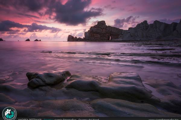tramonto e rocce con bassa marea