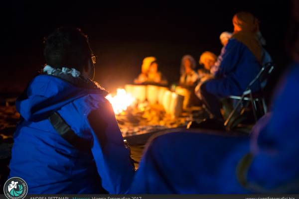 Tutti attorno al fuoco nella notte nel deserto
