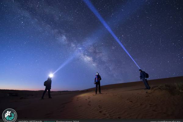 Bacjstage fotografia notturna nel deserto marocchino