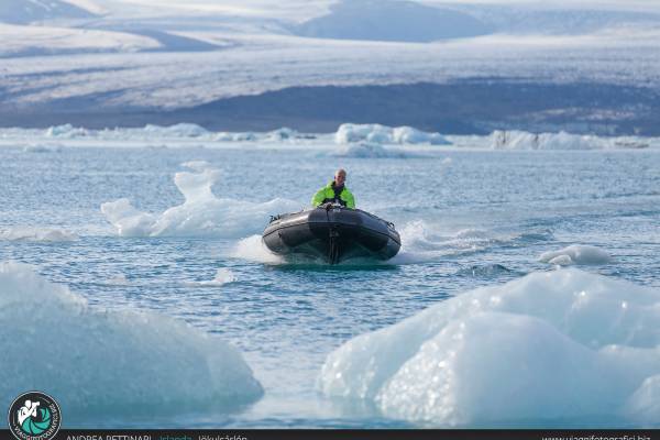 Navigazione alla laguna glaciale