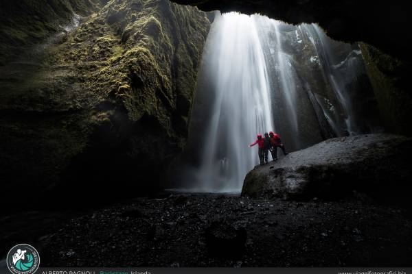 La cascata nascosta in Islanda