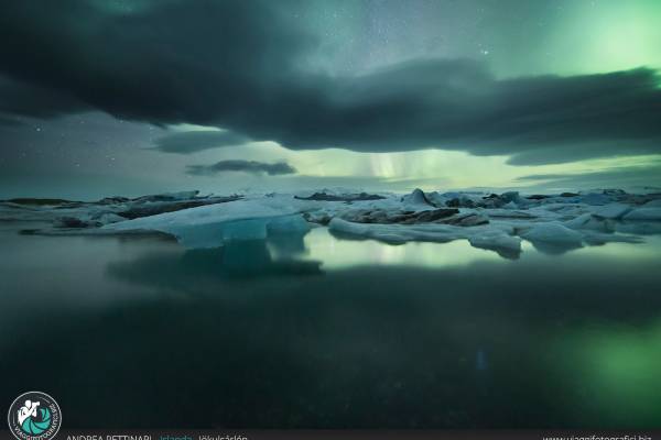 fjallsarlon con aurora boreale
