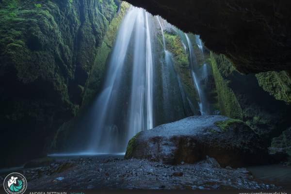 cascata nascosta in islanda