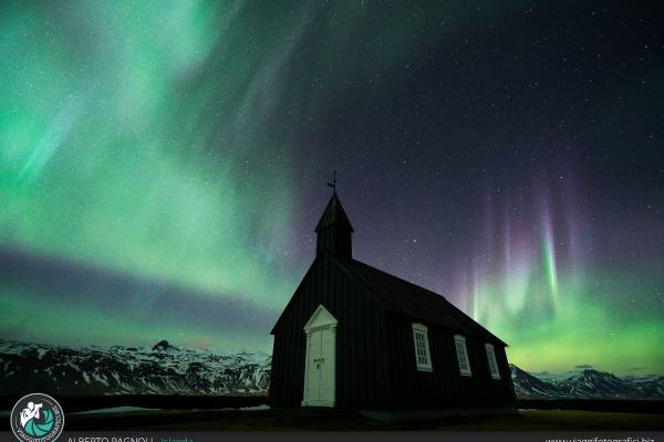 chiesa nera con aurora in islanda
