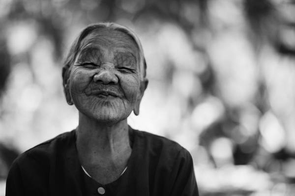 Donna tatuata del villaggio Chin, Myanmar.