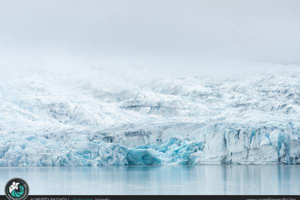 Fjallsarlon: dettagli della magnifica laguna glaciale di Fjalsarlon in islanda.