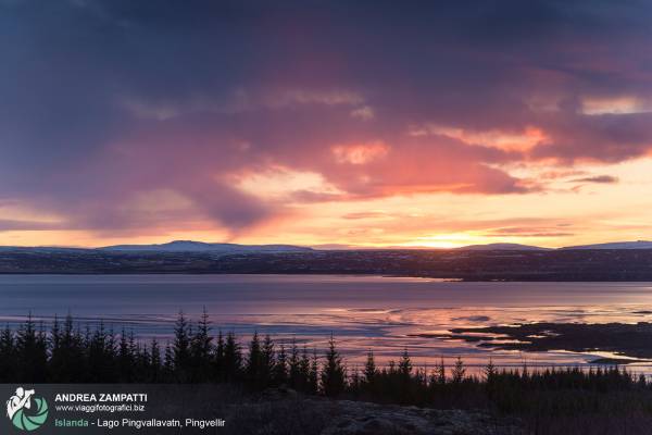 Lago Pingvallavatn al tramonto