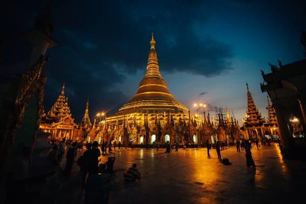 Pagoda Shwedagon all'ora blu, Yangon.