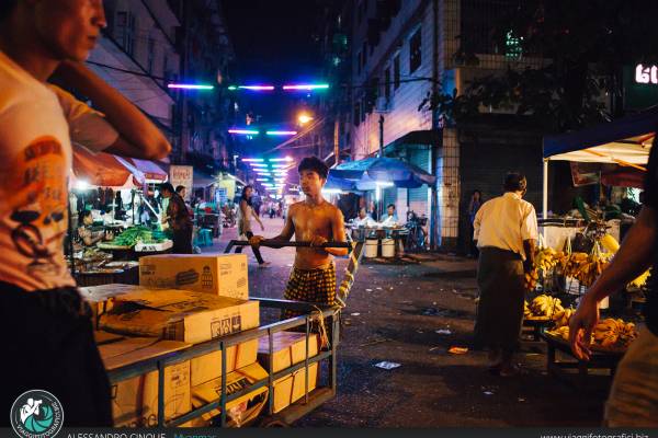 Tra le strade diroccate della città vecchia di Yangon