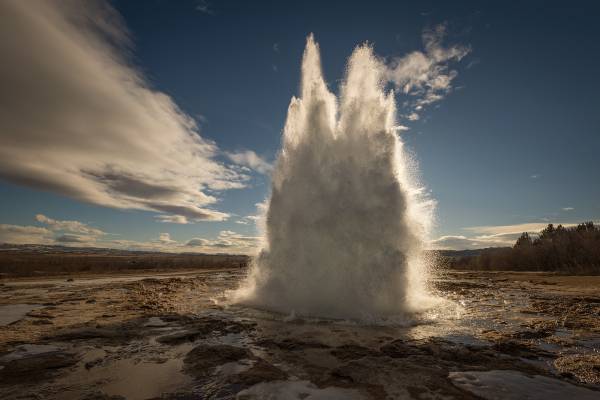 Strokkur è un geyser situato nella regione geotermica nei pressi del fiume Hvítá.