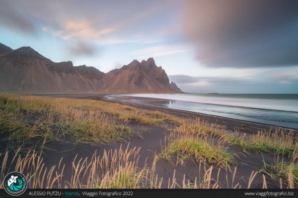 Tour fotografico in Islanda: l’autunno tra aurore, paesaggi lunari e coste selvagge.