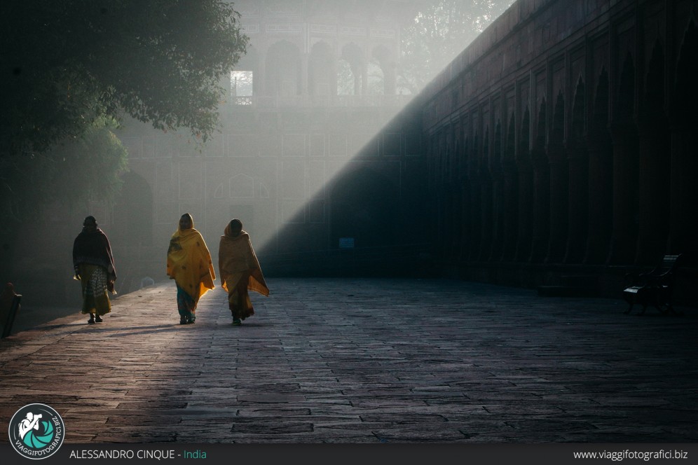 Agra: Donne all’alba al Taj Mahal.