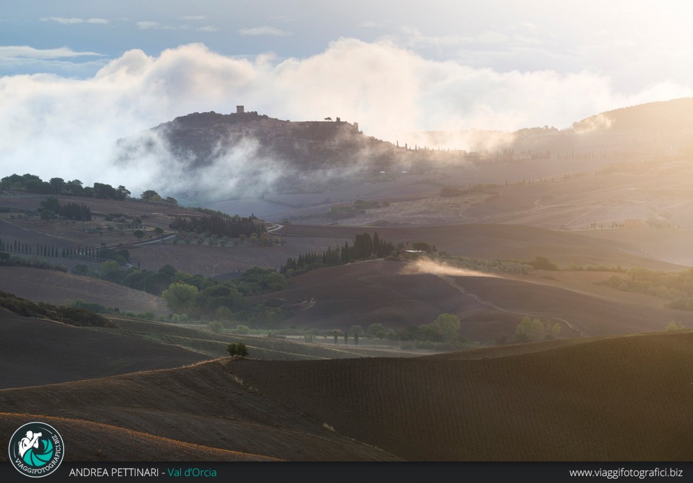 Alba e luce tra le colline