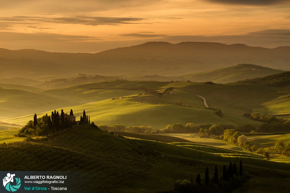Alba in Val d'Orcia, Toscana.