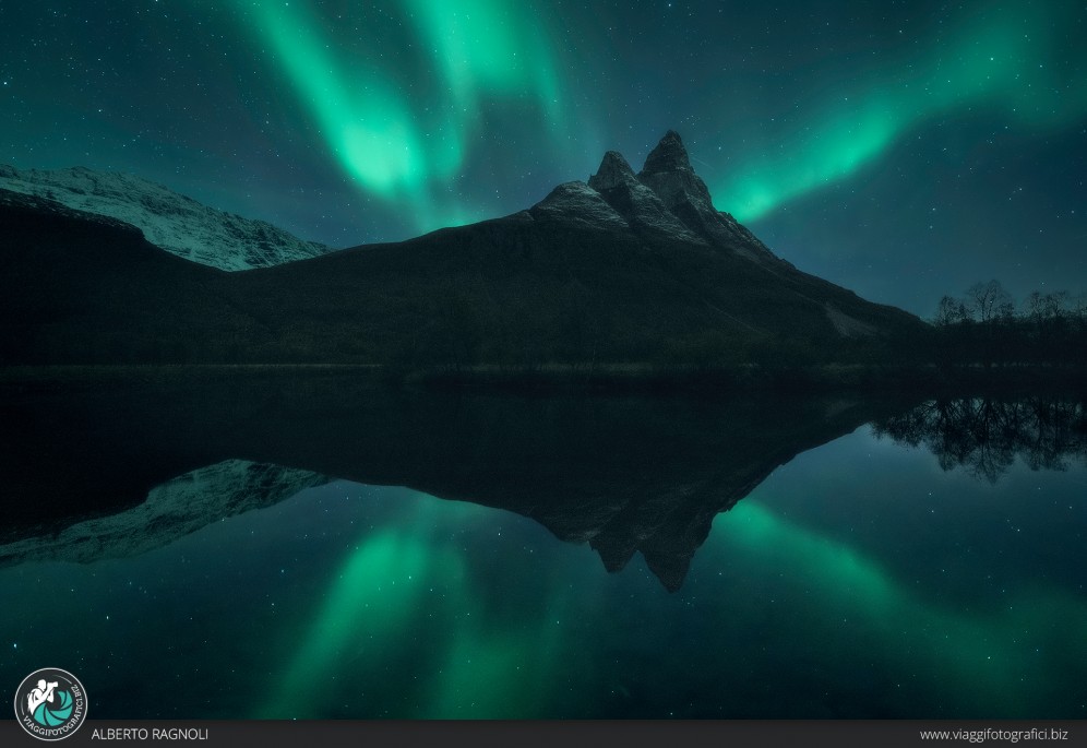 Aurora boreale e riflessi perfetti nel silenzio artico