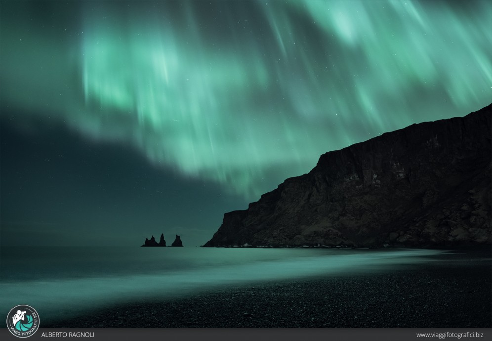 Aurora boreale sulla spiaggia nera di Vik.