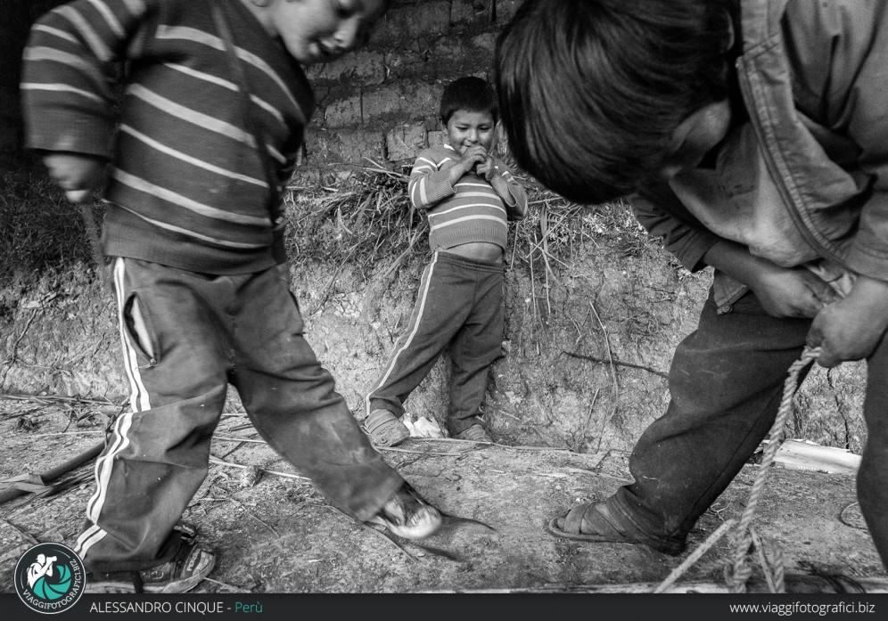 Bambini che giocano in Perù.