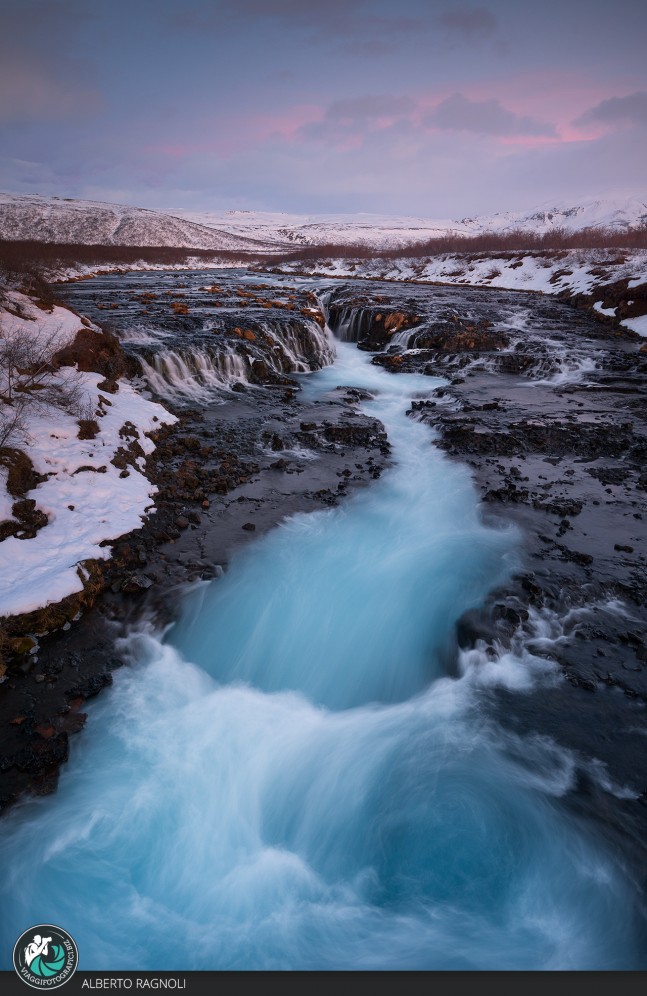 Bruarfoss all'alba in inverno.