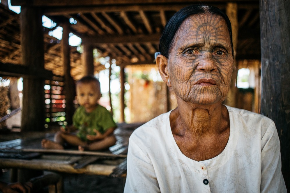 Chin village Birmania, donna tatuata in viso.