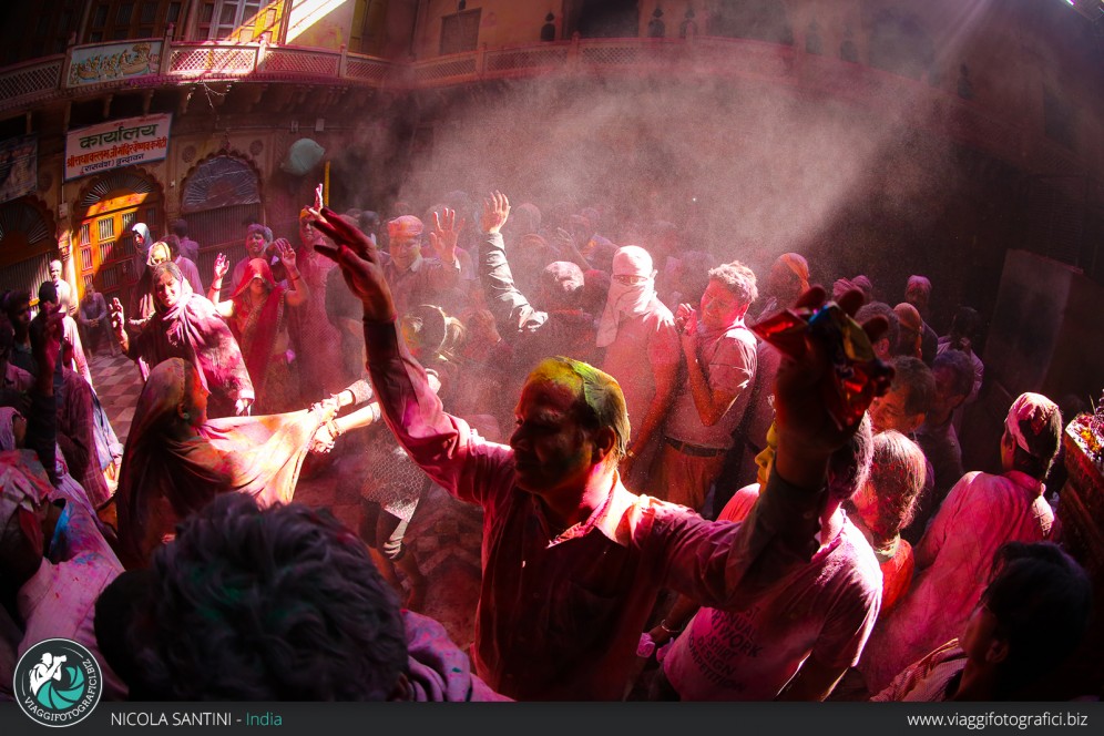 Danze popolari all'holi festival 2015 in India.