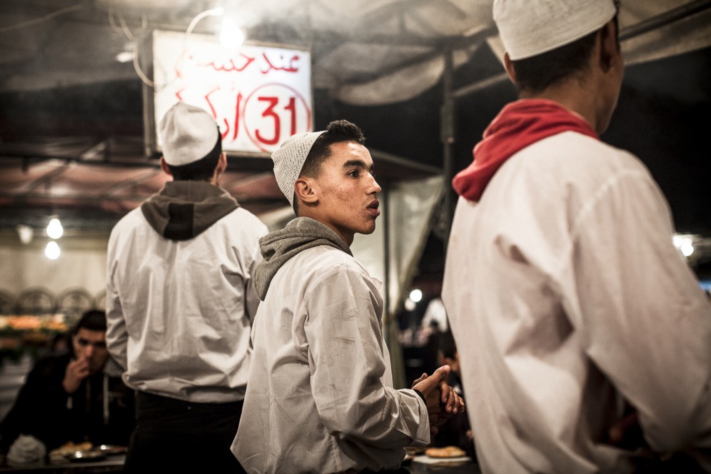 Piazza Djemaa el-Fna alla sera si trasforma in un ristorante a cielo aperto.