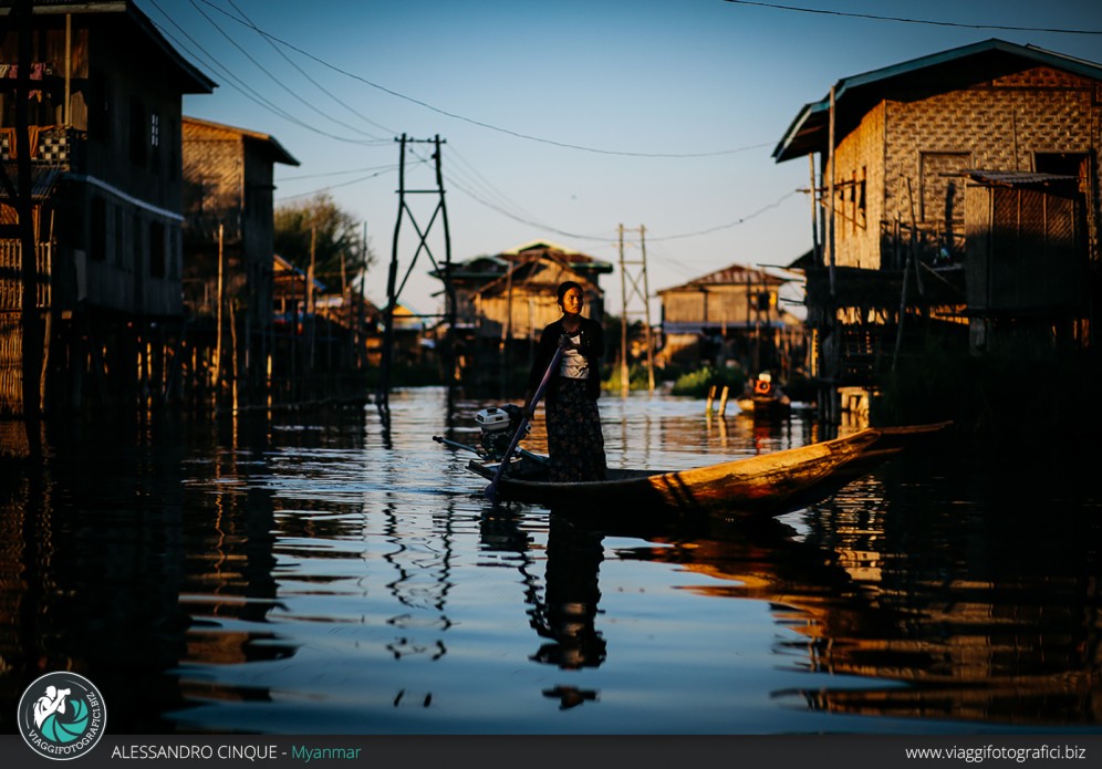 Donna nella "Venezia" Birmana, lago Inle.