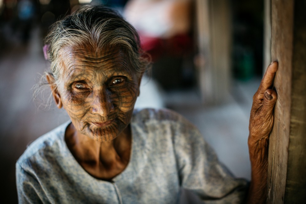 Donna tatuata villaggio chin mrauk U, Myanmar.