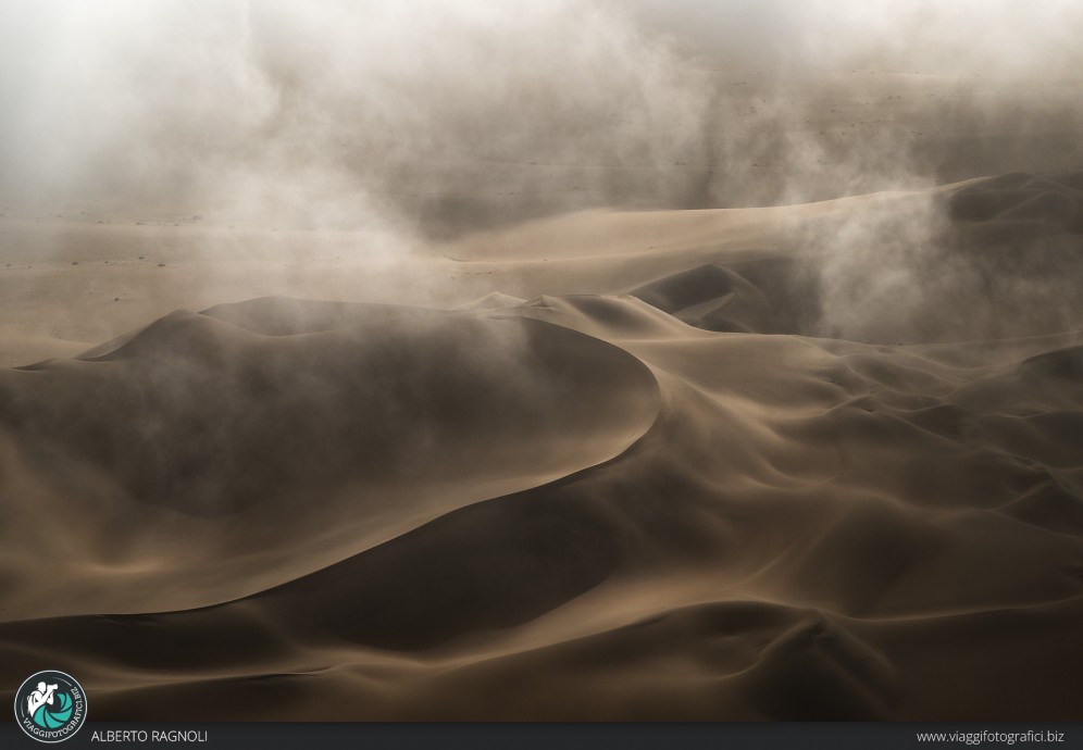 Dune avvolte dalla nebbia a Sandwich Harbour